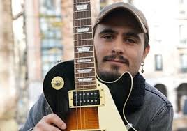 Leo, el músico argentino que conquista las calles de Bilbao cantando  también en euskera