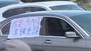 安安 阿肥我人在總統府隔壁大學內啦 下午兩點一到 凱道前塞滿一堆車 開始按喇叭 長按的那種 現在還在叭 484今天有抗議活動 有卦咪？ 看板 gossiping 作者 yaes111 (顆顆) 標題 問卦 總統府前抗議中？ Vugzm7plvihrtm