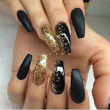 This is a gorgeous nail idea that it is glitzy and stylish. Pin By Jennifer Paduch On Unas Gold Acrylic Nails Gold Nails Black Gold Nails