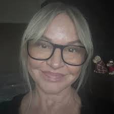 Who do you contact to help wild birds? Bit silly I know 😦 bt I can't Jst  leave it. It's a baby and can't fly x 🥺