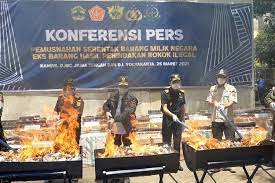 Puluhan kendaraan jenis hatchback lima pintu itu saat ini berada di tpp pt layanan. Bea Cukai Jateng Musnahkan 25 6 Juta Batang Rokok Ilegal Senilai Rp 21 85 Miliar Halaman All Kompas Com