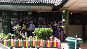 Dengan memanfaatkan berbagai barang bekas untuk. Gugah Partisipasi Wali Siswa Min 2 Kulon Progo Kolaborasi Membuat Taman Website Kementerian Agama Ri Kanwil Diy