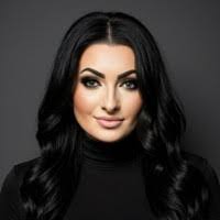 Molly Ellinger's Instagram, Twitter & Facebook