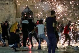 Laporan pasukan keamanan israel atau israel defence force (idf) mengatakan 4.000 roket telah ditembakkan milisi hamas dalam 10 hari terakhir. Israel Serang Warga Palestina Saat Itikaf Di Masjid Al Aqsa Ratusan Orang Jadi Korban Pikiran Rakyat Bekasi