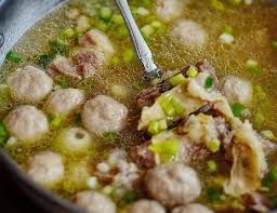 Makanan berkuah dengan isian mi, sawi, tetelan, dan bakso ini cocok dimakan kapan saja. 3 Resep Kuah Bakso Sapi Rasa Kaldunya Gurih Pakai Bumbu Sederhana