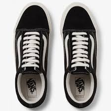 Each of the van loops back on itself down the middle. How To Lace Vans Sneakers The Right Way å›½é™… è›‹è›‹èµž