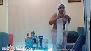 الطالبة الخليجية المضطرة .. تبيع جسدها مقابل المال لرجل أعمال 2