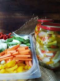 Mettere insieme zucchero aceto olio e sale in una bacinella versarvi gli ortaggi puliti e lasciare macerare tutti insieme per 24 girando di tanto in tanto passare il tempo previsto gli ortaggi scolare tutto poi. Giardiniera Fatta In Casa Con Fresco