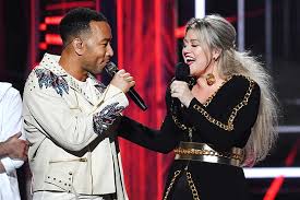 Two of her own and two stepchildren from his previous marriage. Kelly Clarkson Wants To Set Up Her Son John Legend S Daughter