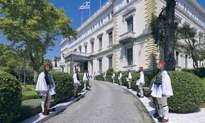 Το προεδρικό μέγαρο, παλαιότερα γνωστό ως νέα ανάκτορα, σήμερα στεγάζει την προεδρία της ελληνικής δημοκρατίας και αποτελεί την επίσημη κατοικία του προέδρου της ελληνικής δημοκρατίας. Xwris Syzygoys H De3iwsh Ths 24hs Ioylioy Sto Proedriko Megaro Newsbomb Eidhseis News