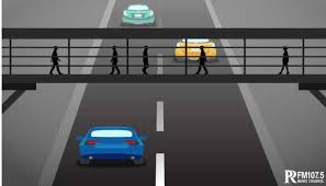 Sepertinya si pengendara motor keseleo, bisa juga patah. Menyebrang Jalan Sembarangan Siapa Yang Mengajarkan Halaman 1 Kompasiana Com