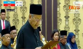 Empat senator lain juga mengangkat sumpah jawatan sebagai timbalan menteri di istana hari ini. Detik Yang Dinanti Kini Tiba Tun M Angkat Sumpah Perdana Menteri Ke 7 Buzzkini
