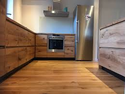 Wir Planen Und Bauen Kuchen Aus Massivholz Z B Eiche Alteiche Oder Ruster Ulme Werkstatt Und Showroom In Aachen Kuche Massivholz Kuche Alte Eiche
