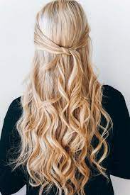 So gelingt der mini twist mit locken 1. Elegante Und Gleichzeitig Lassige Frisur Mit Locken Halbes Haar Hochgesteckt Ohne Lassige Frisuren Frisuren Lange Haare Elegant Schicke Frisuren Kurze Haare