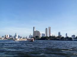 A fost prima mea experienta in afara europei, a fost un adevarat coup de foudre, inca simt bucuria si entuziasmul primei zile acolo si primului voiaj…. Doi Plimbareti Thailanda Bangkok Primele Impresii