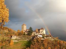 Schloss Tirol Bei Dorf Tirol Sudtirol Italien In Herbstlicher Stimmung Castle Tyrol Near By Village Tyrol South Tyrol Italy In Autumn Atmosphere Www Suedtirol