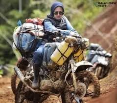 Pria naik is on facebook. Bupati Wanita Cantik Dan Perkasa Naik Trail Antar Bansos Sendiri News Beritamerdeka Net