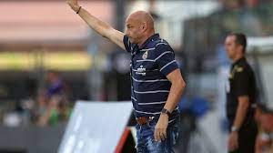 Papanikolau zagrzał się, gdy leżący skvarka prowokująco skrobał go po nogach. Sm1xk8dho24y8m