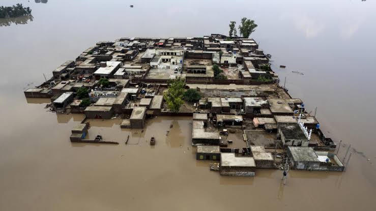 Flooding forces residents to flee homes by boat in Pakistan
