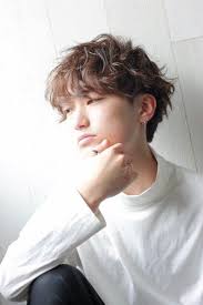 メンズ外ハネランダムパーマスタイル bangs バングス メンズ ヘアスタイル パーマスタイル 男性の髪