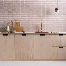 absolutely in love with the tiles in this wonderful kitchen rosa perlino tumbled marble soft blush tones and a gent design sperrholzkuche moderne kuchenideen