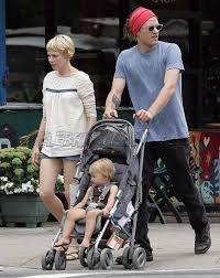 Heath Ledger Michelle Williams And Matilda Out For A Walk 히스 레저