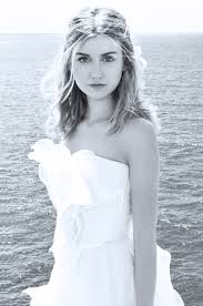 She is known for her roles as grace whitney in dance academy and as ondina the mermaid in mako: Isabel Durant