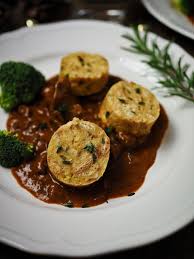 Butterzartes Rahmgulasch Mit Serviettenknodel Rezepte Fleisch Gerichte Weihnachtsessen Rezepte Fleisch