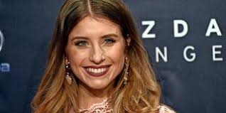 Während bislang höchstens ihre kleiderwahl. Cathy Hummels Spricht Uber Die Schwangerschafts Geruchte Sie Ist Nicht Schwanger