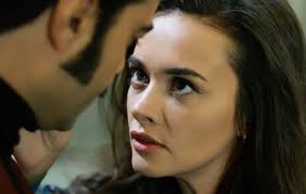 Tierra amarga”: Ümit y Demir pasan la noche juntos mientras Fikret y Müjgan  vuelven a besarse, en el capítulo del lunes 23 de mayo