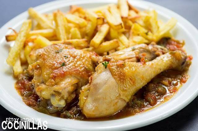 Receta de pollo en salsa con patatas fritas