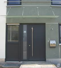 Haustur Vordach Aus Glas Vsg Ist Dank Edelstahl Halterung Flexibel An Hausturen Zu Montieren Vordach Individuel Vordach Glas Glasvordach Vordach Hauseingang