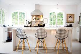 Serangkaian lemari kayu dipilih warna hitam, di mana pegangan terintegrasi dalam desain yang sangat tenang. 9 Ide Dekorasi Dapur Minimalis Cantik Dan Serbaguna