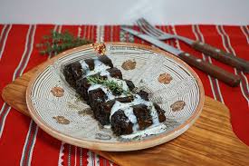 Pregatirea incepe prin oparirea foilor de varza proaspata cu bors. SÄrmÄluÈe MoldoveneÈti In Frunze De ViÈÄ Video Retetele Mele Dragi