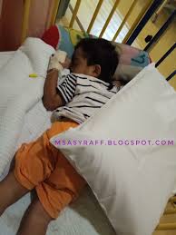 Segera hubungi dokter segera ketika anak tiba tiba mual dan muntah dan mengalami beberapa gejala lain seperti berikut ini: Pengalaman Merawat Anak Muntah Muntah Yang Teruk