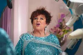 Orietta berti<br>miscellaneous<br>finche la barca va<br>il grillo disse un giorno alla formica:<br>il pane per l'inverno tu ce l'hai!<br>perche' protesti sempre per il vino?<br>aspetta la vendemmia e ce l'avrai.<br>mi sembra di sentie mio fratello che aveva un grattacielo nel peru',<br>voleva. Orietta Berti Is The Queen Of Summer This Is Also Confirmed In The Videos Of Mille With Fedez And Lauro Newsline