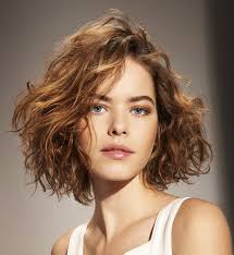 Coupe Au Carre Ovalisee Et Degradee Coupe De Cheveux Carre Court Boucle Cheveux