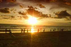 Selain berenang, anda bisa menikmati semilir angin maupun romantisnya sunset dan sunrise. Berburu Eksotisme Sunset Di Pantai Barat Pangandaran
