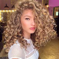 neuefrisureen club haarfarben haarfarbe locken naturlocken frisuren