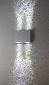 Luminaires de jardin, éclairages extérieurs led, éclairages muraux, lampes de tables, lanternes d'extérieur, projecteurs et lampadaires ou encore des guirlandes lumineuses… il y a l'embarras du. Applique Murale Exterieure Led Avec 4 Ampoules Milo Amazon Fr Luminaires Et Eclairage Applique Murale Exterieur Parement Mural Applique Murale