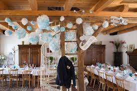 Geschmuckter Feiersaal Im Garten Der Geheimnisse In 2020 Hochzeitsfotograf Scheunen Hochzeit Hochzeitstisch