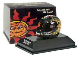 Rossi's leather suit and helmets from 1996 to 2013 so far hehehehe. Minichamps Valentino Rossi Helmet Gp125 1996 1 8 Scale 4012138080232 Ebay