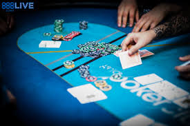 The short straight answer is that if you walked into every casino in the country and asked all the dealers what they make, the answer you'd probably hear most often is right about $45,000 per year. How To Deal Texas Hold Em Poker As A Poker Dealer Cards Chips