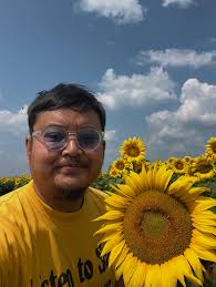 It's sunflower season in some parts around here in IL. Visited  @vbveggiefarm (Von Bergen's Country Farm) located in Hebron, IL in McHenry  County. Gorgeous scenery and while there were a lot of
