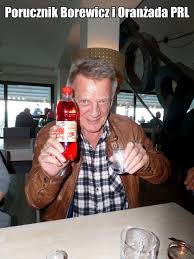 Wielką popularność przyniosła mu rola porucznika borewicza w „07 zgłoś się. Porucznik Borewicz Podczas Tajnej Misji W Zatoce Sztuki W Sopocie Rozwiazal Kolejna Tajemnice Okazuje Sie Ze Oranzada Prl Krzysztofa Sk Fashion Hard Hat Hats