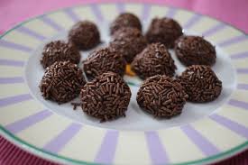 Le Brigadeiro Specialite Du Bresil Par Mesdelices Fr Alimentation Bresil Cuisine Du Monde