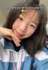 Đi học đánh son khéo léo mà không bị phát hiện
