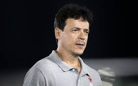 Fernando Diniz segue pressionado, mas diretoria do Vasco mantém confiança no trabalho