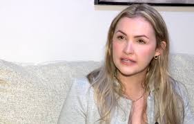 Lock her lying tail up!