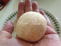 Resepi kuih bom bijan 2 cawan tepung pulut 1/2 cawan tepung gandum 2 sudu makan gula inti kacang merah bijan putih. Kuih Bom Asli Berinti Kacang Hijau Azie Kitchen